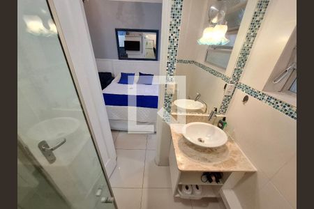Banheiro de kitnet/studio para alugar com 1 quarto, 28m² em Centro, Rio de Janeiro