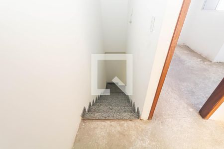 Escada de casa de condomínio para alugar com 2 quartos, 101m² em Vila Carmosina, São Paulo