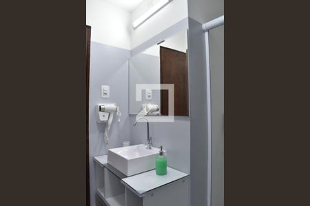 Banheiro de kitnet/studio para alugar com 1 quarto, 28m² em Centro, Curitiba