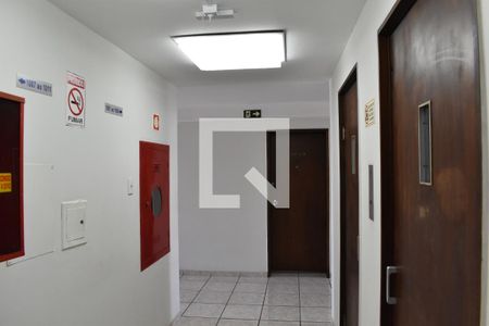 Área comum - Elevador de kitnet/studio para alugar com 1 quarto, 28m² em Centro, Curitiba