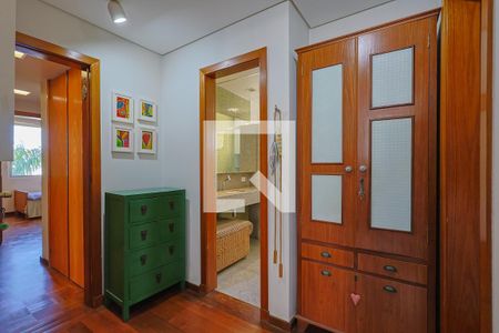 Corredor de apartamento à venda com 3 quartos, 190m² em Lourdes, Belo Horizonte