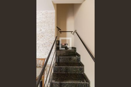 Escada de casa de condomínio para alugar com 2 quartos, 77m² em Vila Granada, São Paulo