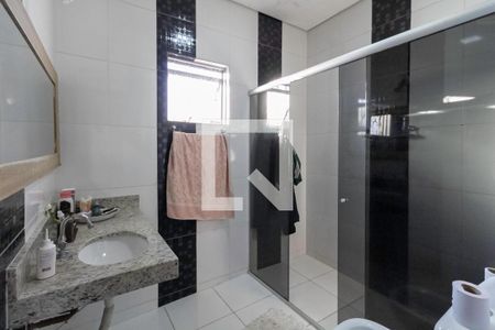 Banheiro da suíte de casa à venda com 5 quartos, 360m² em Nacional, Contagem