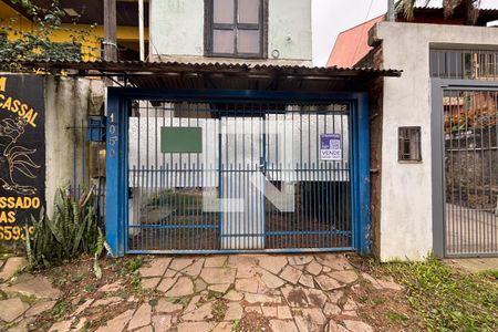 Fachada de casa à venda com 2 quartos, 100m² em Cristal, Porto Alegre