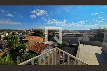Vista de casa à venda com 5 quartos, 220m² em São Geraldo, Belo Horizonte
