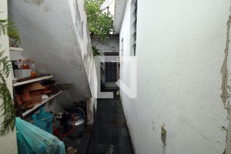 Corredor lateral de casa à venda com 2 quartos, 135m² em Irajá, Rio de Janeiro