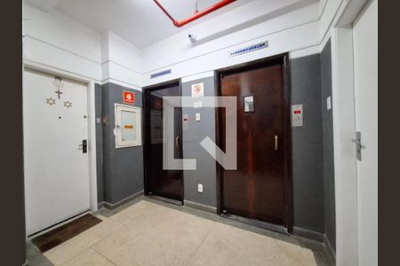 Corredor do prédio de kitnet/studio à venda com 1 quarto, 43m² em Saúde, Rio de Janeiro
