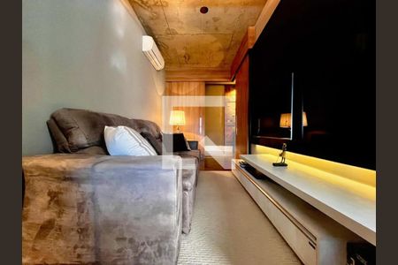 Sala de TV de apartamento à venda com 2 quartos, 140m² em Cambuí, Campinas