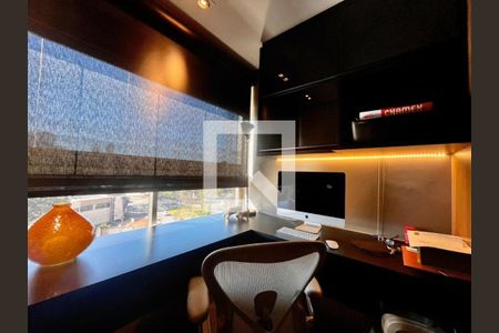 Sala de TV de apartamento à venda com 2 quartos, 140m² em Cambuí, Campinas