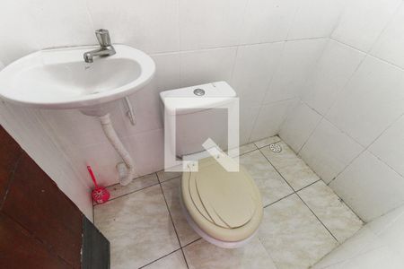 Banheiro de kitnet/studio para alugar com 1 quarto, 16m² em Parque Savoi City, São Paulo