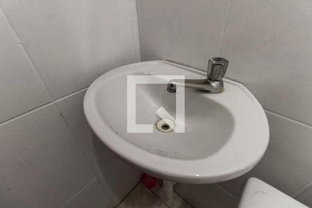 Banheiro de kitnet/studio para alugar com 1 quarto, 16m² em Parque Savoi City, São Paulo