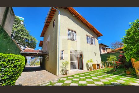 Fachada de casa à venda com 4 quartos, 250m² em Castelo, Belo Horizonte