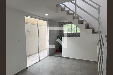 Sala de casa de condomínio à venda com 2 quartos, 180m² em Taquara, Rio de Janeiro