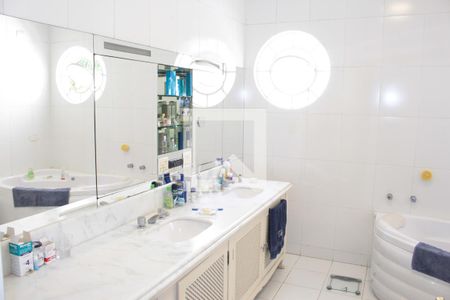 Banheiro suite de apartamento à venda com 2 quartos, 290m² em Higienópolis, São Paulo