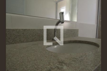 Banheiro de kitnet/studio para alugar com 1 quarto, 29m² em Santa Maria, Osasco