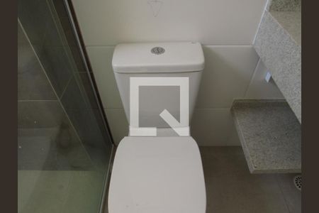 Banheiro de kitnet/studio para alugar com 1 quarto, 29m² em Santa Maria, Osasco