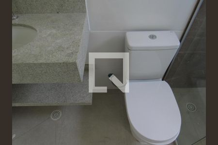 Banheiro de kitnet/studio para alugar com 1 quarto, 29m² em Santa Maria, Osasco