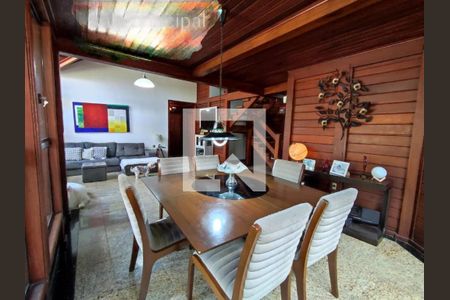 Casa à venda com 4 quartos, 319m² em Pendotiba, Niterói