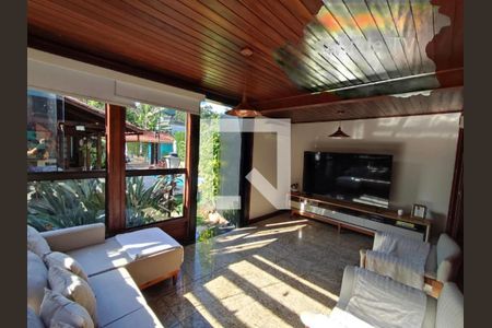 Casa à venda com 4 quartos, 319m² em Pendotiba, Niterói