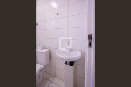 Banheiro de apartamento para alugar com 2 quartos, 48m² em Venda da Cruz, São Gonçalo