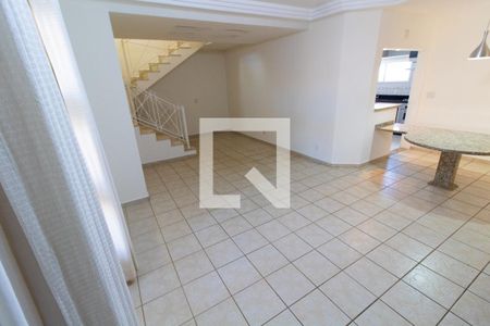 Sala de TV de casa de condomínio à venda com 4 quartos, 275m² em Parque Imperador, Campinas