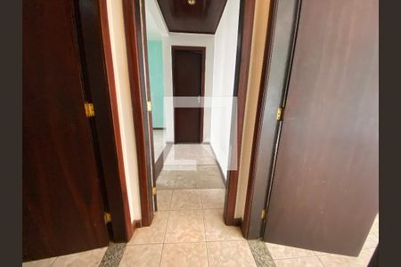 Circulação de casa para alugar com 5 quartos, 280m² em Taquara, Rio de Janeiro