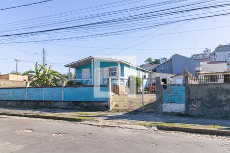 Fachada de casa à venda com 3 quartos, 250m² em Partenon, Porto Alegre
