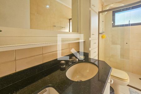 Banheiro da suíte de apartamento para alugar com 3 quartos, 144m² em Balneario Guarujá, Guarujá