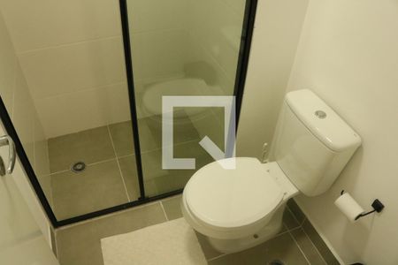 Banheiro de kitnet/studio para alugar com 1 quarto, 26m² em Perdizes, São Paulo