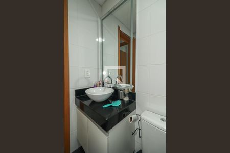 Banheiro de apartamento à venda com 2 quartos, 47m² em Rubem Berta, Porto Alegre