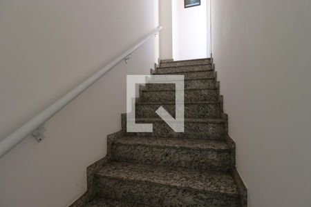 Escada de apartamento para alugar com 2 quartos, 68m² em Jardim das Maravilhas, Santo André