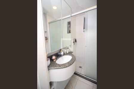 Banheiro de apartamento à venda com 2 quartos, 62m² em Menino Deus, Porto Alegre