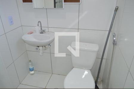 Banheiro de kitnet/studio para alugar com 1 quarto, 43m² em Liberdade, São Paulo