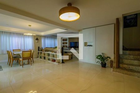 Sala de casa de condomínio para alugar com 4 quartos, 320m² em Recreio dos Bandeirantes, Rio de Janeiro