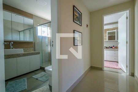 Banheiros da Suíte de casa de condomínio para alugar com 4 quartos, 320m² em Recreio dos Bandeirantes, Rio de Janeiro