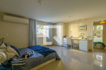 Suíte de casa de condomínio para alugar com 4 quartos, 320m² em Recreio dos Bandeirantes, Rio de Janeiro