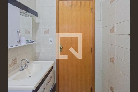 Banheiro de casa de condomínio para alugar com 2 quartos, 64m² em Vila Pereira Cerca, São Paulo