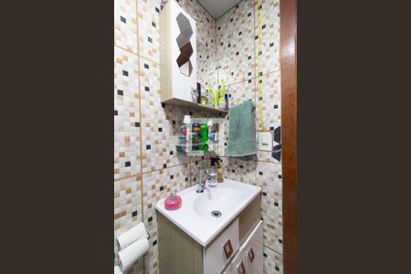 Banheiro de apartamento à venda com 2 quartos, 47m² em Campo Novo, Porto Alegre