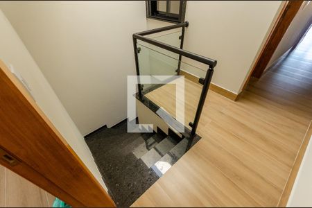 Escada de casa à venda com 3 quartos, 145m² em Parque Maria Domitila, São Paulo