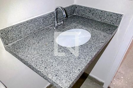 Banheiro de kitnet/studio para alugar com 1 quarto, 64m² em Quarta Parada, São Paulo