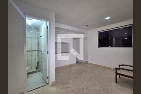 Sala de casa de condomínio para alugar com 2 quartos, 70m² em Recreio dos Bandeirantes, Rio de Janeiro