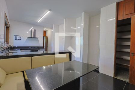 Cozinha de casa de condomínio à venda com 6 quartos, 670m² em Vila D’el Rey, Nova Lima