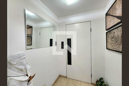 Hall de entrada de apartamento à venda com 3 quartos, 161m² em Vila Nova Conceição, São Paulo