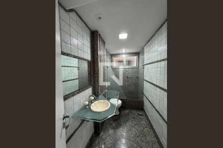 Banheiro de apartamento à venda com 3 quartos, 250m² em Icaraí, Niterói