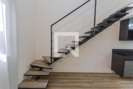 Escada de Acesso a Suíte de kitnet/studio para alugar com 1 quarto, 53m² em Cruzeiro, Belo Horizonte