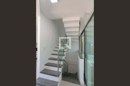 Escadas de casa à venda com 3 quartos, 200m² em Novo Glória, Belo Horizonte