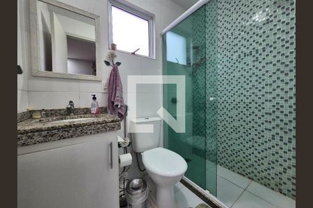 Banheiro social de casa de condomínio à venda com 2 quartos, 100m² em Vargem Grande, Rio de Janeiro
