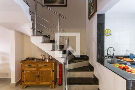 Escada  de casa à venda com 3 quartos, 112m² em Santa Efigênia, Belo Horizonte