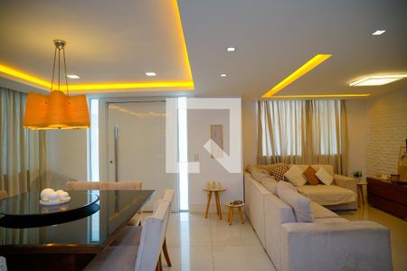 Sala de casa à venda com 4 quartos, 585m² em Serra Grande, Niterói