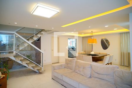 Sala de casa à venda com 4 quartos, 585m² em Serra Grande, Niterói